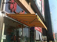 曲（qǔ）臂篷在購物街上的應用