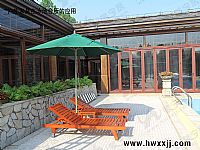 實木躺椅中柱傘在休閑會所泳池的應用