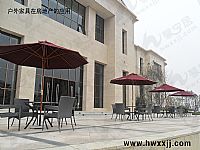 翠金湖美墅島的遮陽傘和（hé）廣場桌椅