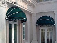 人濟山莊的遮陽篷和躺椅